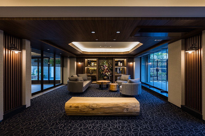 写真：「シエリア宝塚」モミの木を再生したテーブルセットとベンチを設置したラウンジ