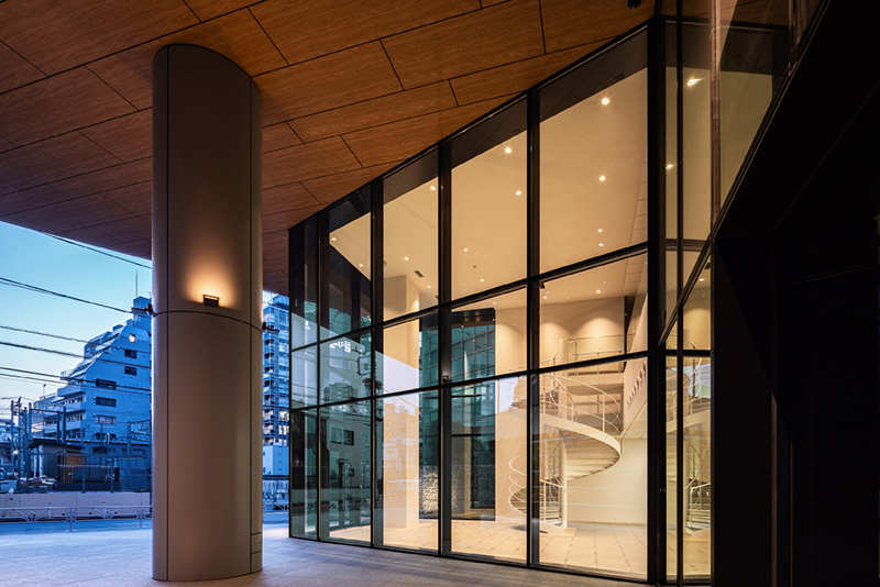 写真：ガラス張りのファサード