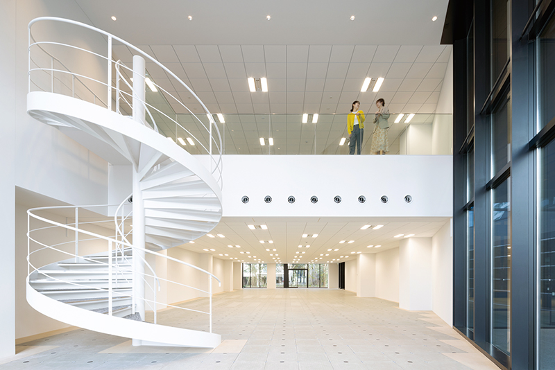 写真：らせん階段で結ばれた2層の専用部