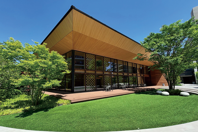 写真：木造の大庇（おおびさし）が印象的な外観