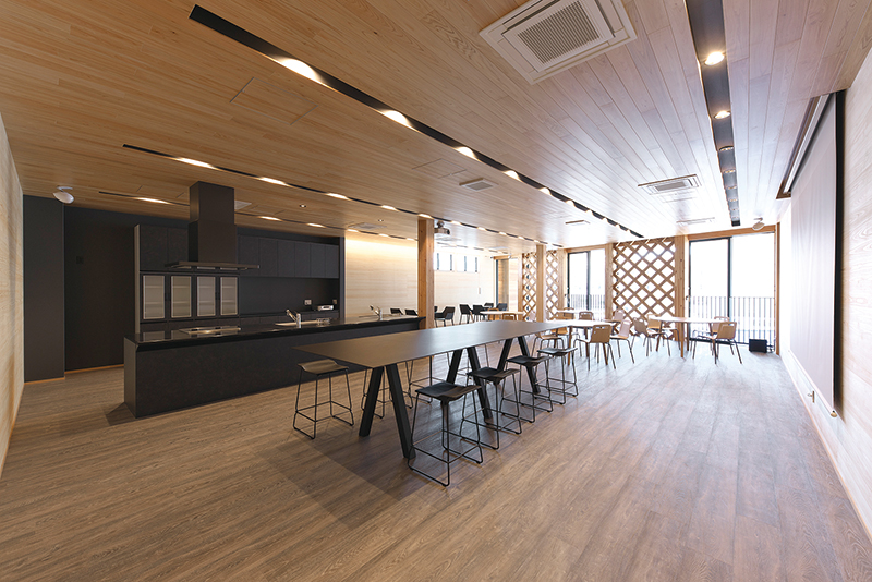 写真：大型スクリーンを設置したイベント空間（キッチンスタジオ）