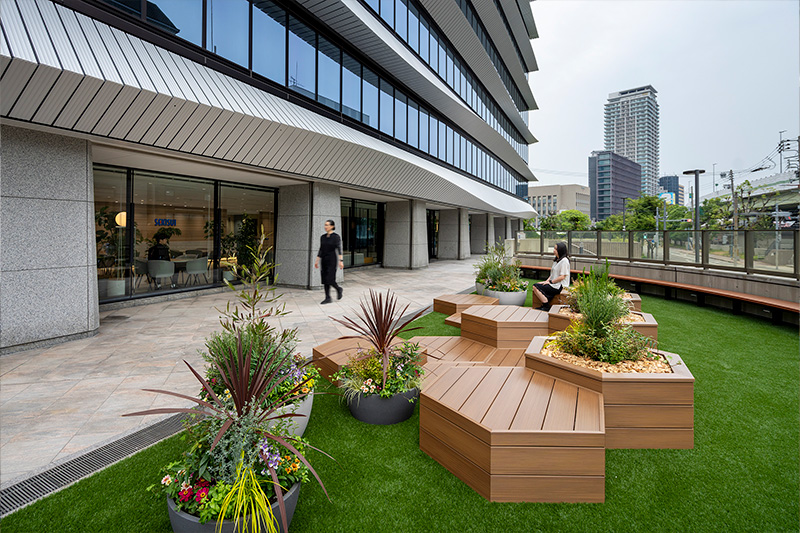 写真：中と外をつなぐようデザインされた開放感のあるテラス