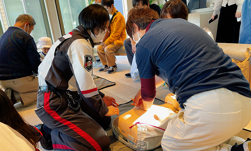 写真：活動の様子（救命講習）